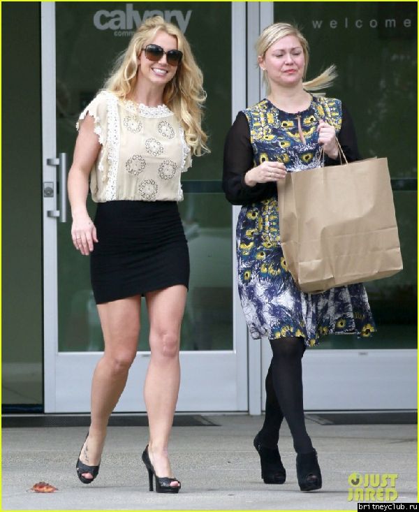 Бритни с подругой в Thousand Oaks38.jpg(Бритни Спирс, Britney Spears)