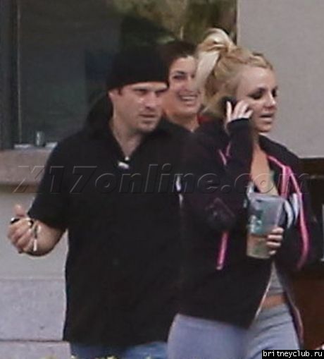 Бритни у отеля Four Seasons в Калабасасе005.jpg(Бритни Спирс, Britney Spears)
