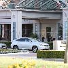 Бритни у отеля Four Seasons в Калабасасе