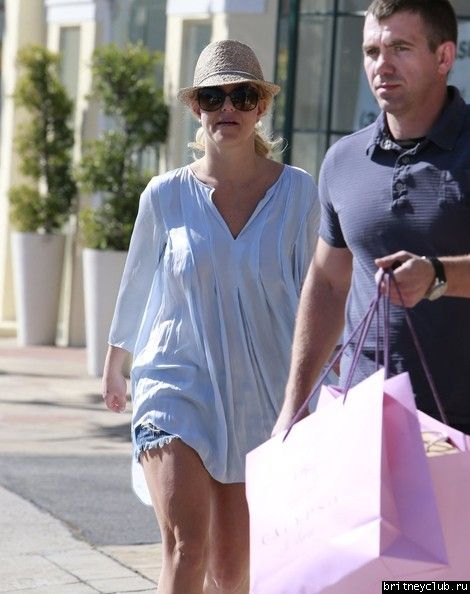 Бритни после шоппинга в бутике Calypso и гипермаркете Target20.jpg(Бритни Спирс, Britney Spears)