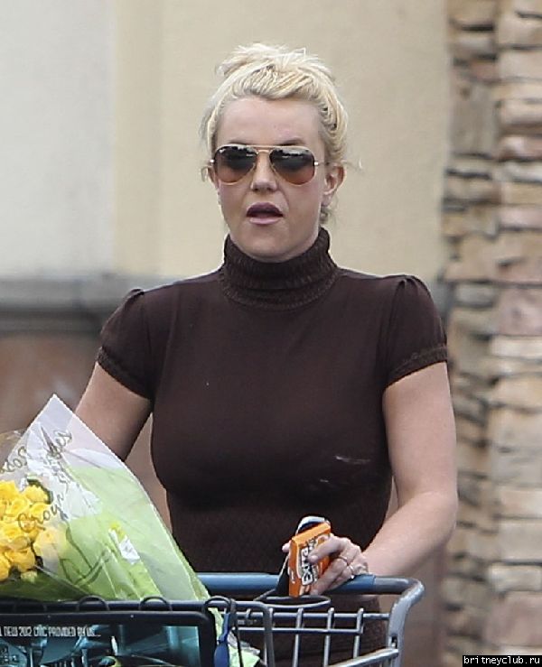 Бритни после шоппинга в супермаркете Albertsons17.jpg(Бритни Спирс, Britney Spears)