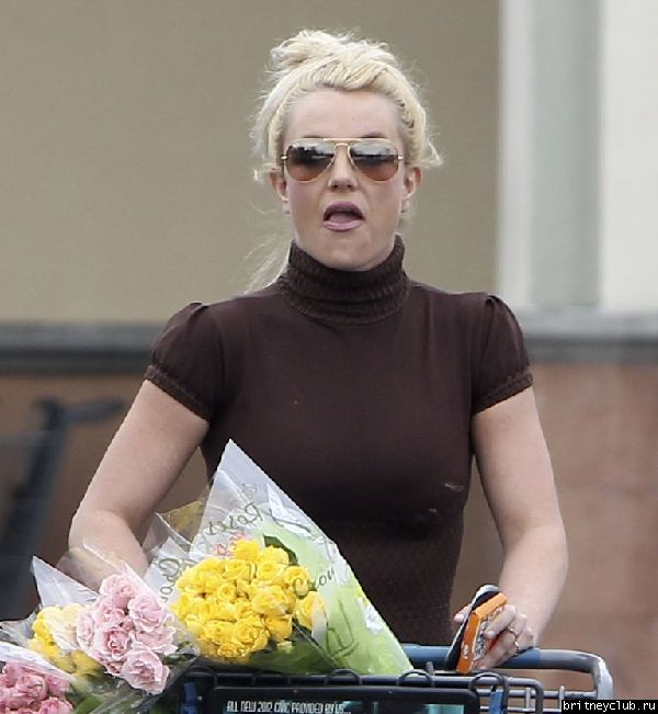 Бритни после шоппинга в супермаркете Albertsons24.jpg(Бритни Спирс, Britney Spears)