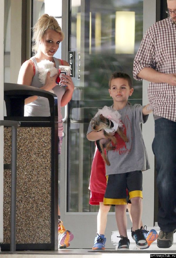 Бритни с сыновьями покидает ветеринарную клинику Barkley Pet Hotel 39.jpg(Бритни Спирс, Britney Spears)