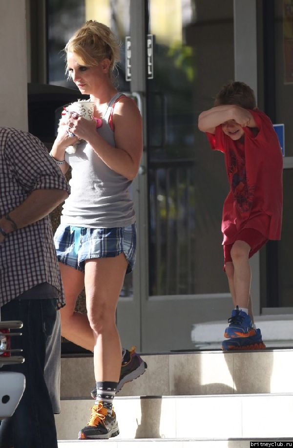Бритни с сыновьями покидает ветеринарную клинику Barkley Pet Hotel 52.jpg(Бритни Спирс, Britney Spears)