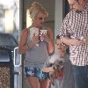 Бритни с сыновьями покидает ветеринарную клинику Barkley Pet Hotel 