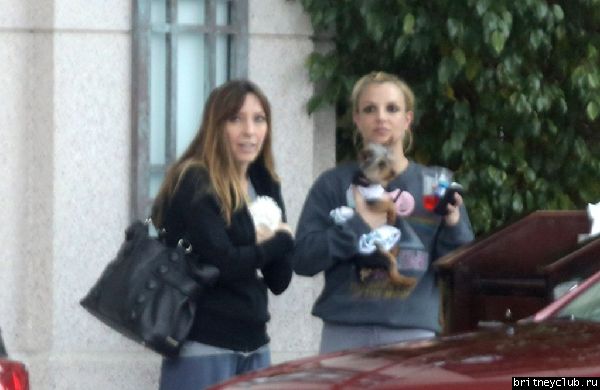 Бритни с ассистенткой в Thousand Oaks03.jpg(Бритни Спирс, Britney Spears)
