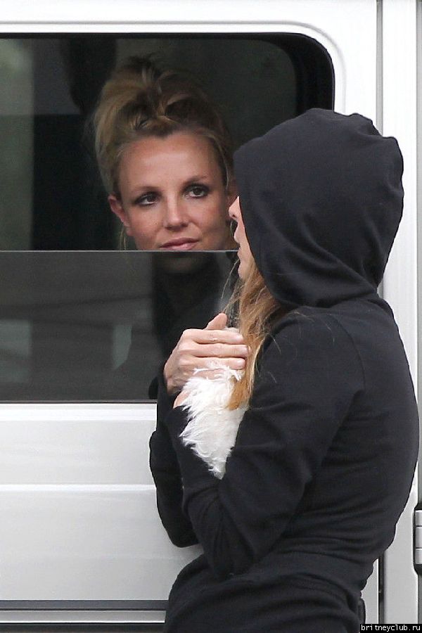 Бритни с ассистенткой в Thousand Oaks07.jpeg(Бритни Спирс, Britney Spears)