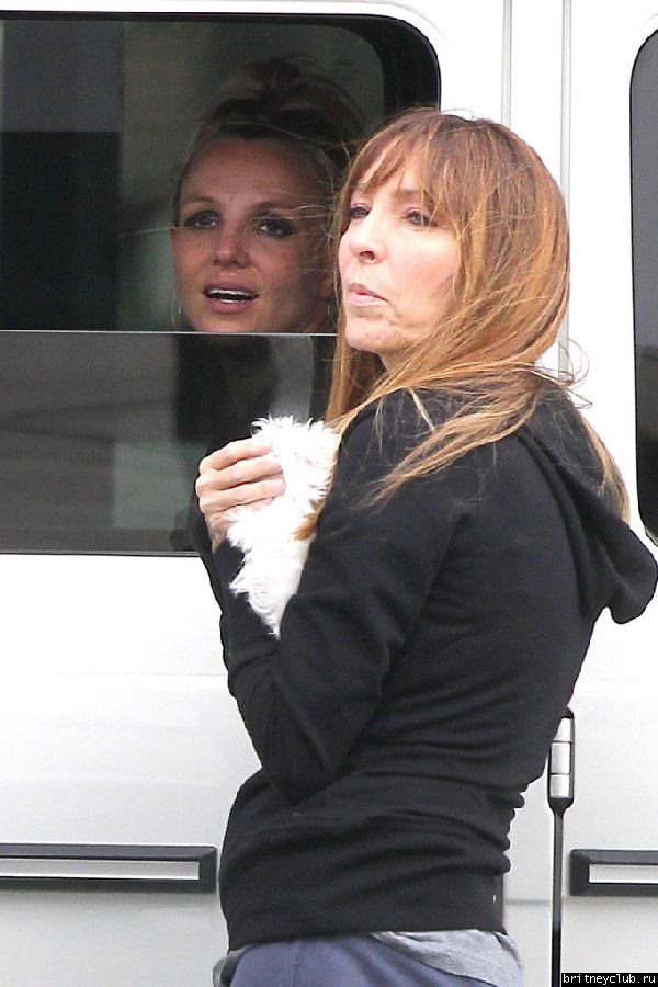 Бритни с ассистенткой в Thousand Oaks12.jpeg(Бритни Спирс, Britney Spears)