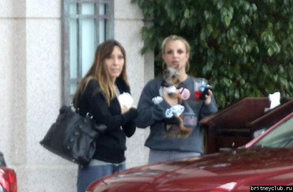 Бритни с ассистенткой в Thousand Oaks14.jpg(Бритни Спирс, Britney Spears)
