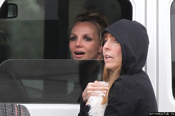 Бритни с ассистенткой в Thousand Oaks15.jpeg(Бритни Спирс, Britney Spears)