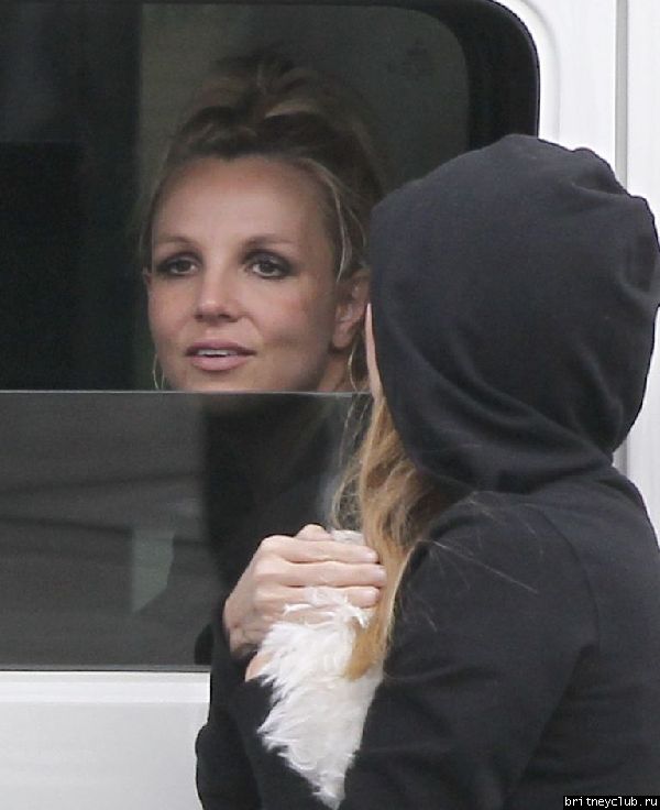 Бритни с ассистенткой в Thousand Oaks21.jpeg(Бритни Спирс, Britney Spears)