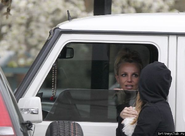 Бритни с ассистенткой в Thousand Oaks22.jpeg(Бритни Спирс, Britney Spears)