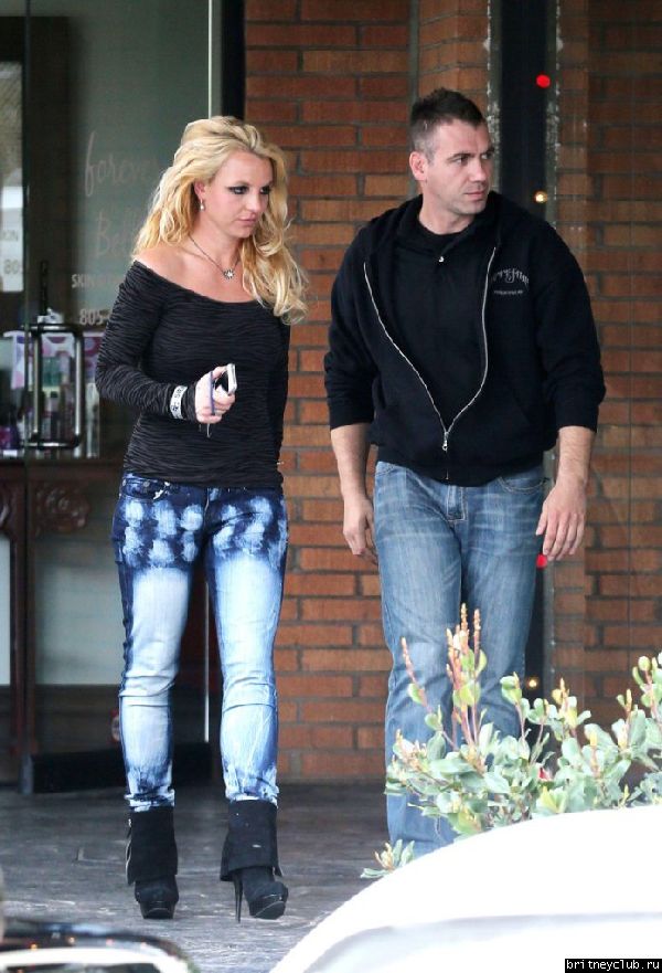 Бритни покидает салон Forever Bella Skin and Tanning39.jpg(Бритни Спирс, Britney Spears)