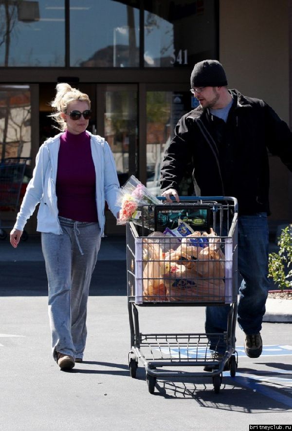 Бритни закупилась в  Albertsons22.jpg(Бритни Спирс, Britney Spears)