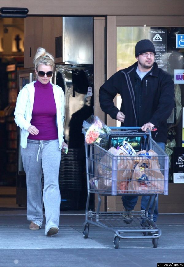 Бритни закупилась в  Albertsons25.jpg(Бритни Спирс, Britney Spears)