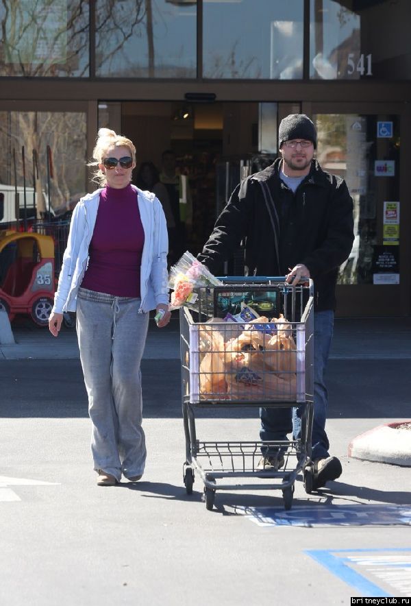 Бритни закупилась в  Albertsons32.jpg(Бритни Спирс, Britney Spears)