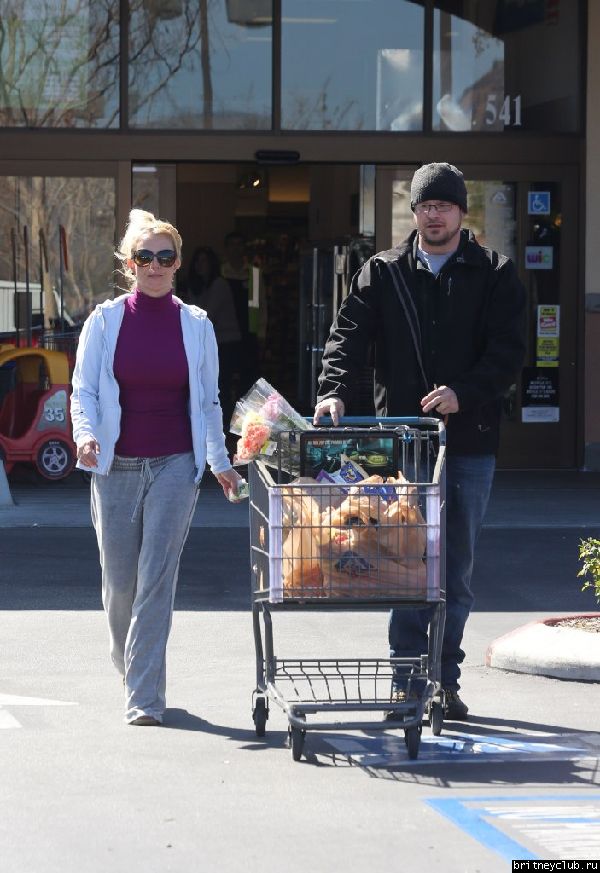 Бритни закупилась в  Albertsons33.jpg(Бритни Спирс, Britney Spears)