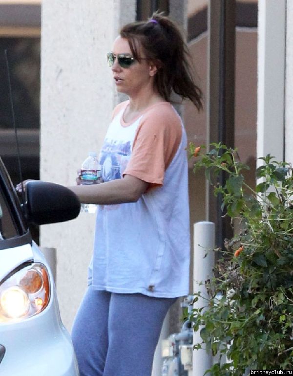 Бритни покидает танцевальную студию в Thousand Oaks17.jpg(Бритни Спирс, Britney Spears)