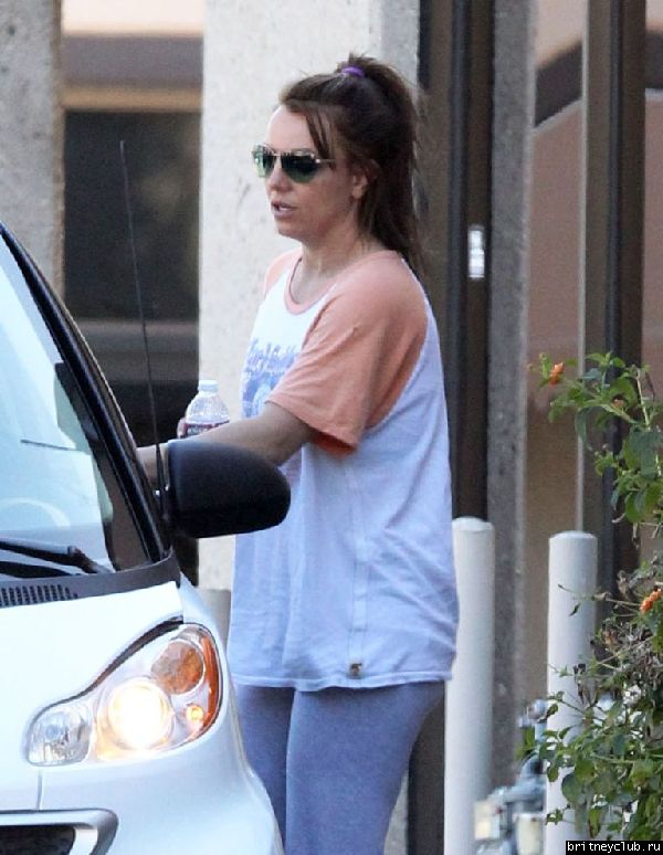 Бритни покидает танцевальную студию в Thousand Oaks19.jpg(Бритни Спирс, Britney Spears)