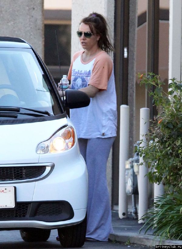 Бритни покидает танцевальную студию в Thousand Oaks20.jpg(Бритни Спирс, Britney Spears)