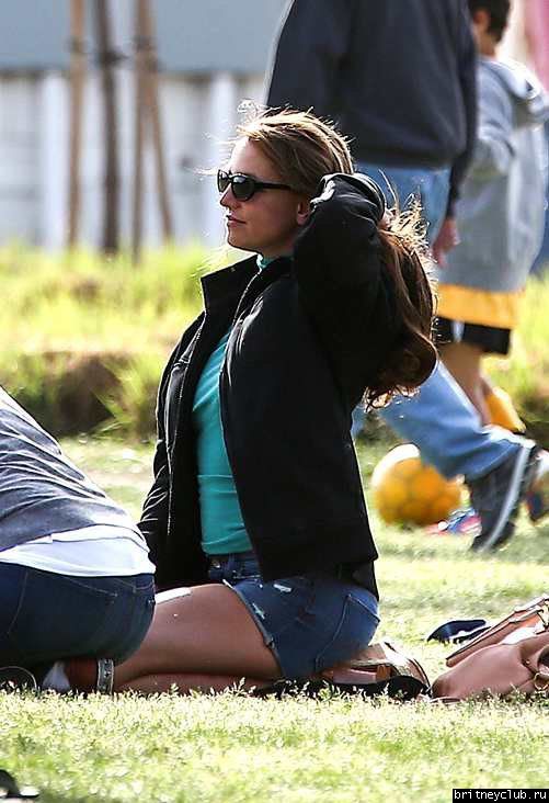 Бритни на футбольном матче Шона и Джейдена21.jpg(Бритни Спирс, Britney Spears)