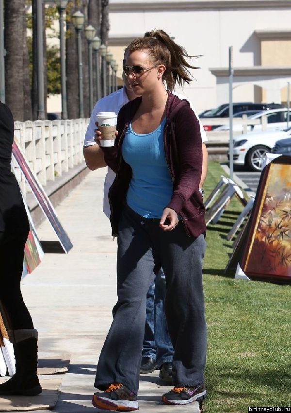 Бритни проводит время в Лос-Анджелесе26.jpg(Бритни Спирс, Britney Spears)