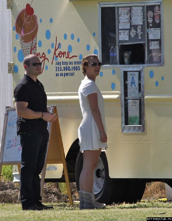 Бритни с сыновьями в Woodland Hills05.jpg(Бритни Спирс, Britney Spears)