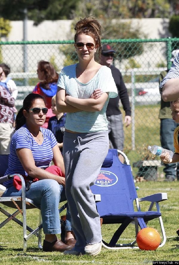Бритни с сыновьями в Woodland Hills41.jpg(Бритни Спирс, Britney Spears)