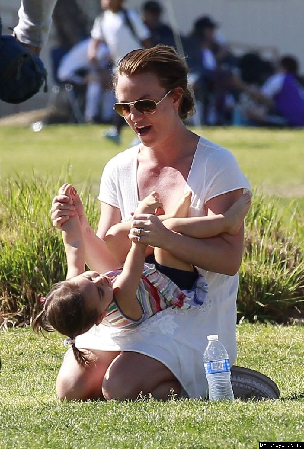 Бритни с сыновьями в Woodland Hills45.jpg(Бритни Спирс, Britney Spears)