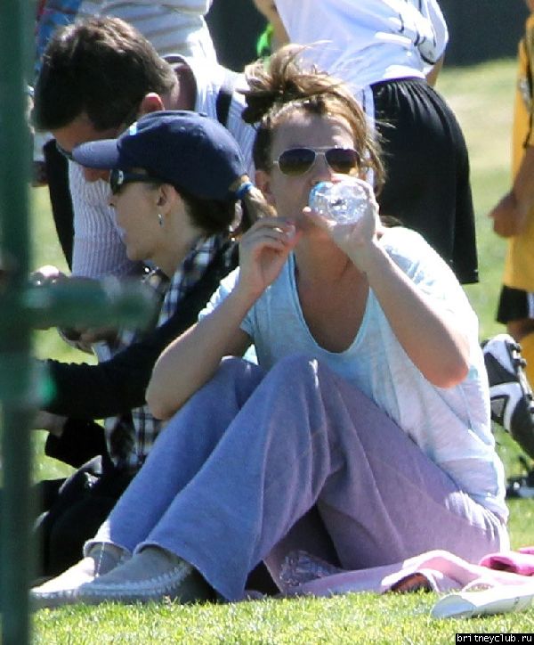 Бритни с сыновьями в Woodland Hills58.jpg(Бритни Спирс, Britney Spears)
