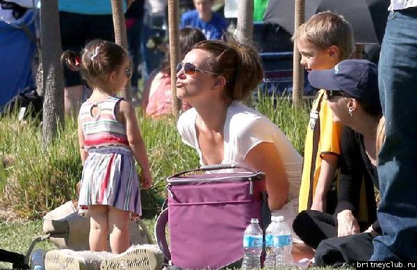Бритни с сыновьями в Woodland Hills72.jpg(Бритни Спирс, Britney Spears)