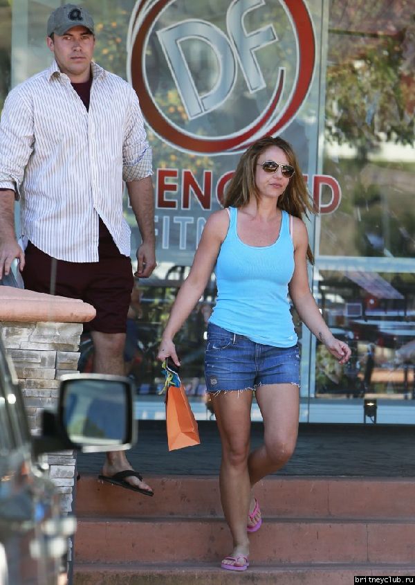 Бритни посетила салон красоты Forever Bella в Thousand Oaks07.jpg(Бритни Спирс, Britney Spears)