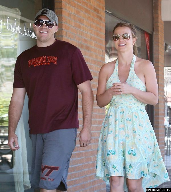 Бритни и Дэвид Лукадо посетили спа-салон и ресторан Cisco’s.40.jpg(Бритни Спирс, Britney Spears)