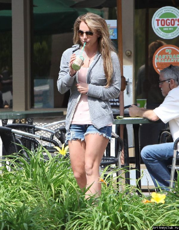 Бритни посетила Starbucks в Togo’s01.jpg(Бритни Спирс, Britney Spears)