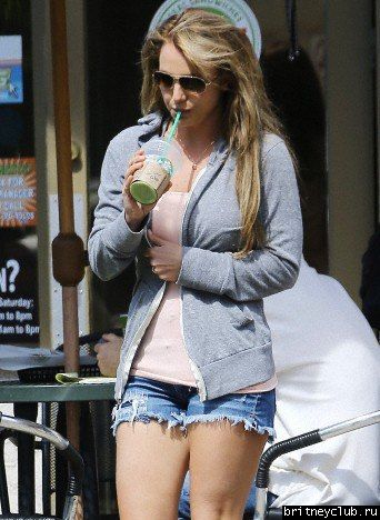 Бритни посетила Starbucks в Togo’s21.jpg(Бритни Спирс, Britney Spears)