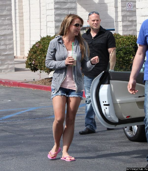 Бритни посетила Starbucks в Togo’s26.jpg(Бритни Спирс, Britney Spears)