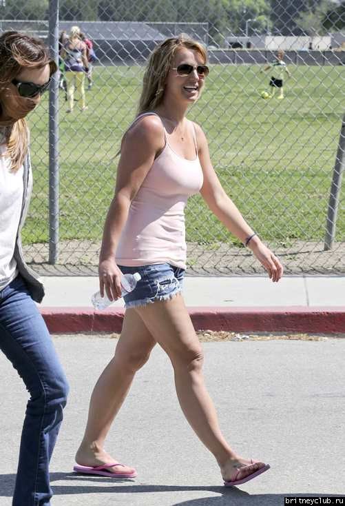Бритни на футбольном матче Шона и Джейдена в Woodland Hills22.jpg(Бритни Спирс, Britney Spears)