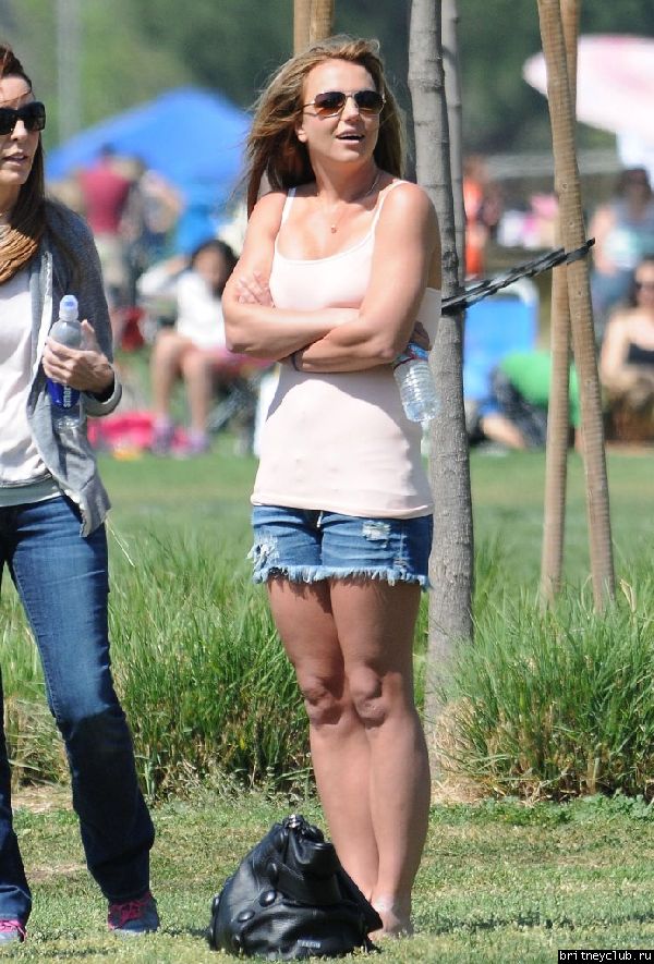Бритни на футбольном матче Шона и Джейдена в Woodland Hills48.jpg(Бритни Спирс, Britney Spears)
