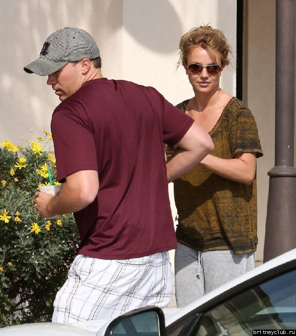 Бритни и Дэвид покидают Starbucks в Thousand Oaks 4.jpg(Бритни Спирс, Britney Spears)