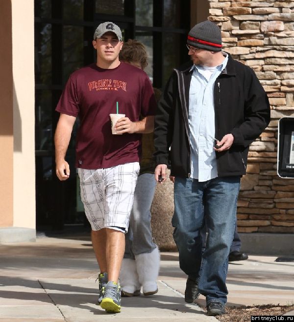 Бритни и Дэвид покидают Starbucks в Thousand Oaks 8.jpg(Бритни Спирс, Britney Spears)