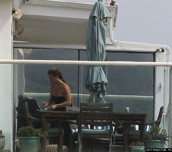 Бритни отдыхает у подруги в Малибу28.jpg(Бритни Спирс, Britney Spears)