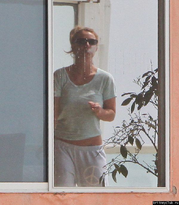 Бритни отдыхает у подруги в Малибу34.jpg(Бритни Спирс, Britney Spears)