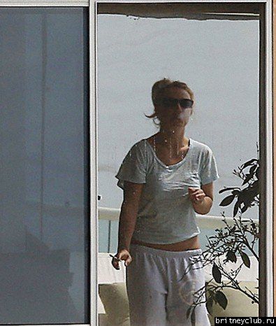 Бритни отдыхает у подруги в Малибу45.jpg(Бритни Спирс, Britney Spears)