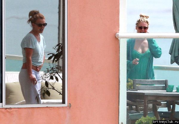 Бритни отдыхает у подруги в Малибу46.jpg(Бритни Спирс, Britney Spears)