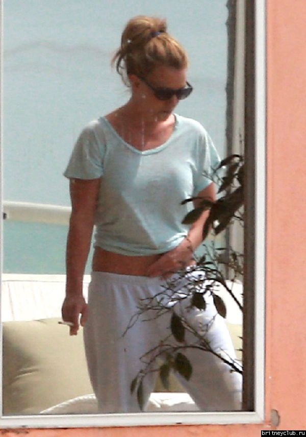 Бритни отдыхает у подруги в Малибу49.jpg(Бритни Спирс, Britney Spears)