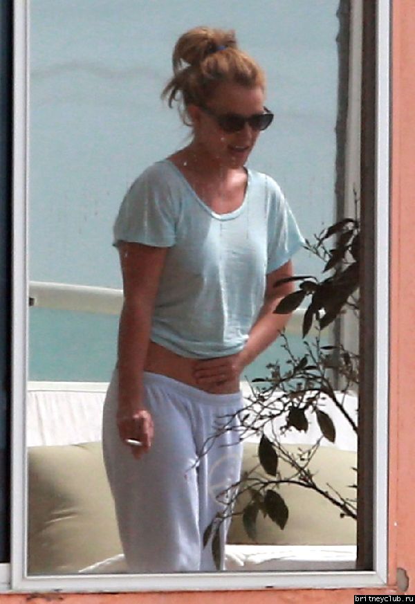 Бритни отдыхает у подруги в Малибу51.jpg(Бритни Спирс, Britney Spears)