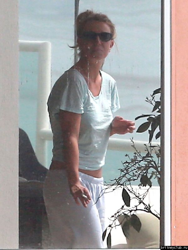 Бритни отдыхает у подруги в Малибу52.jpg(Бритни Спирс, Britney Spears)