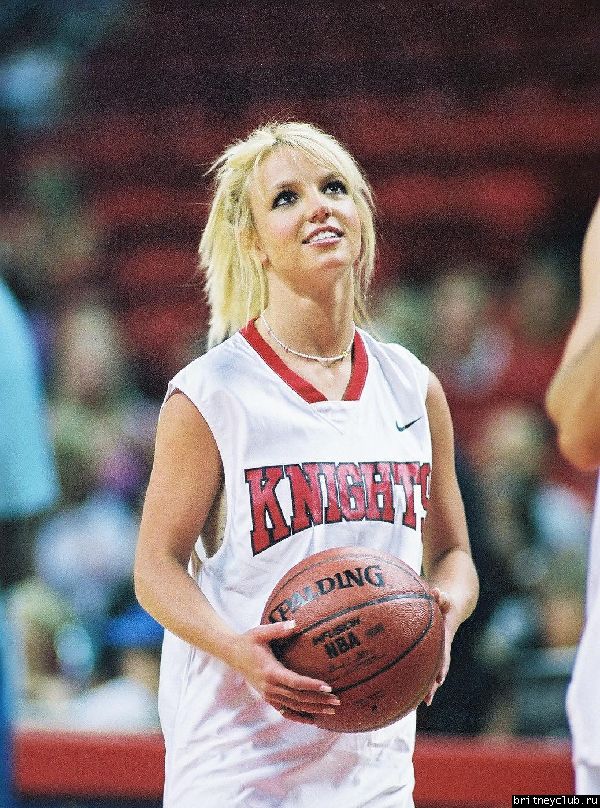 Бритни и Джастин на баскетбольном матче14.jpg(Бритни Спирс, Britney Spears)