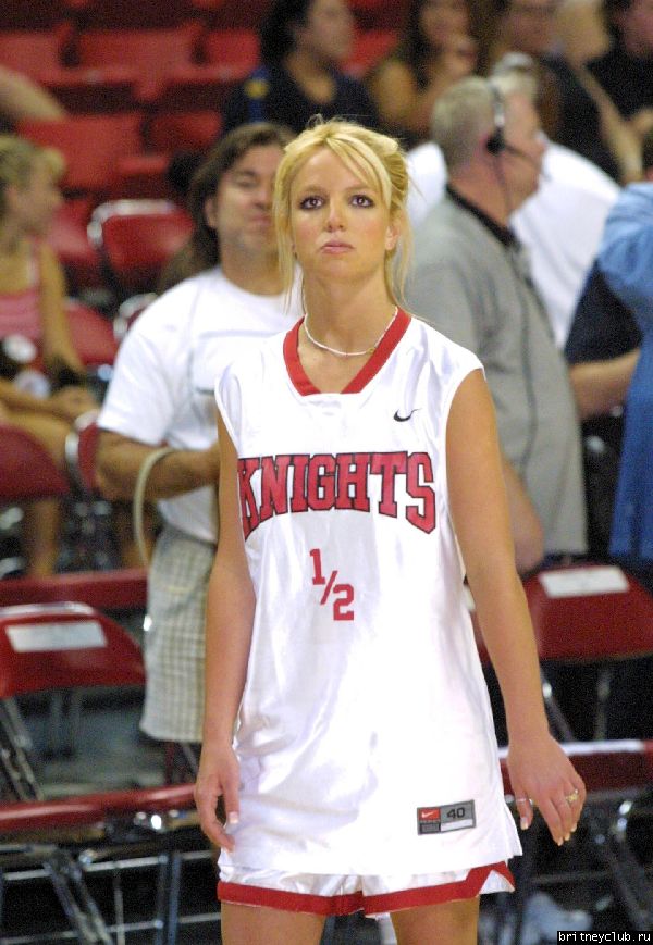 Бритни и Джастин на баскетбольном матче9.jpg(Бритни Спирс, Britney Spears)