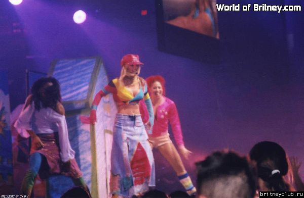D.W.D. tour Albany, NY (3 декабря 2001)01.jpg(Бритни Спирс, Britney Spears)